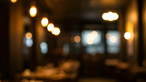 Atmósfera cálida de restaurante lleno