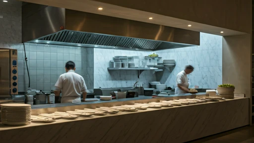 Cucina di un ristorante moderno affollata con chef che impiattano il cibo